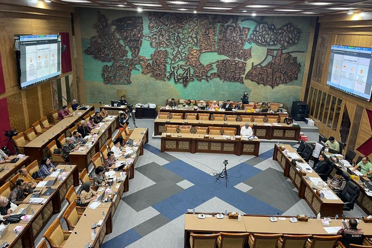 Suasana rapat dengar pendapat (RDP) Komisi X dengan pejabat Kemendikbud-Ristek membahas persoalan Pendaftaran Peserta Didik Baru (PPDB) di Kompleks Parlemen Senayan, Jakarta, Rabu (12/7/2023)