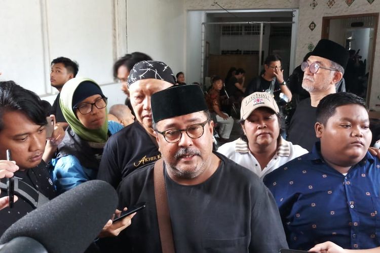 Rano Karno datang melayat ke rumah tempat disemayamkannya Ria Irawan di kawasan Lebak Bulus, Jakarta Selatan, Senin (6/1/2020). 