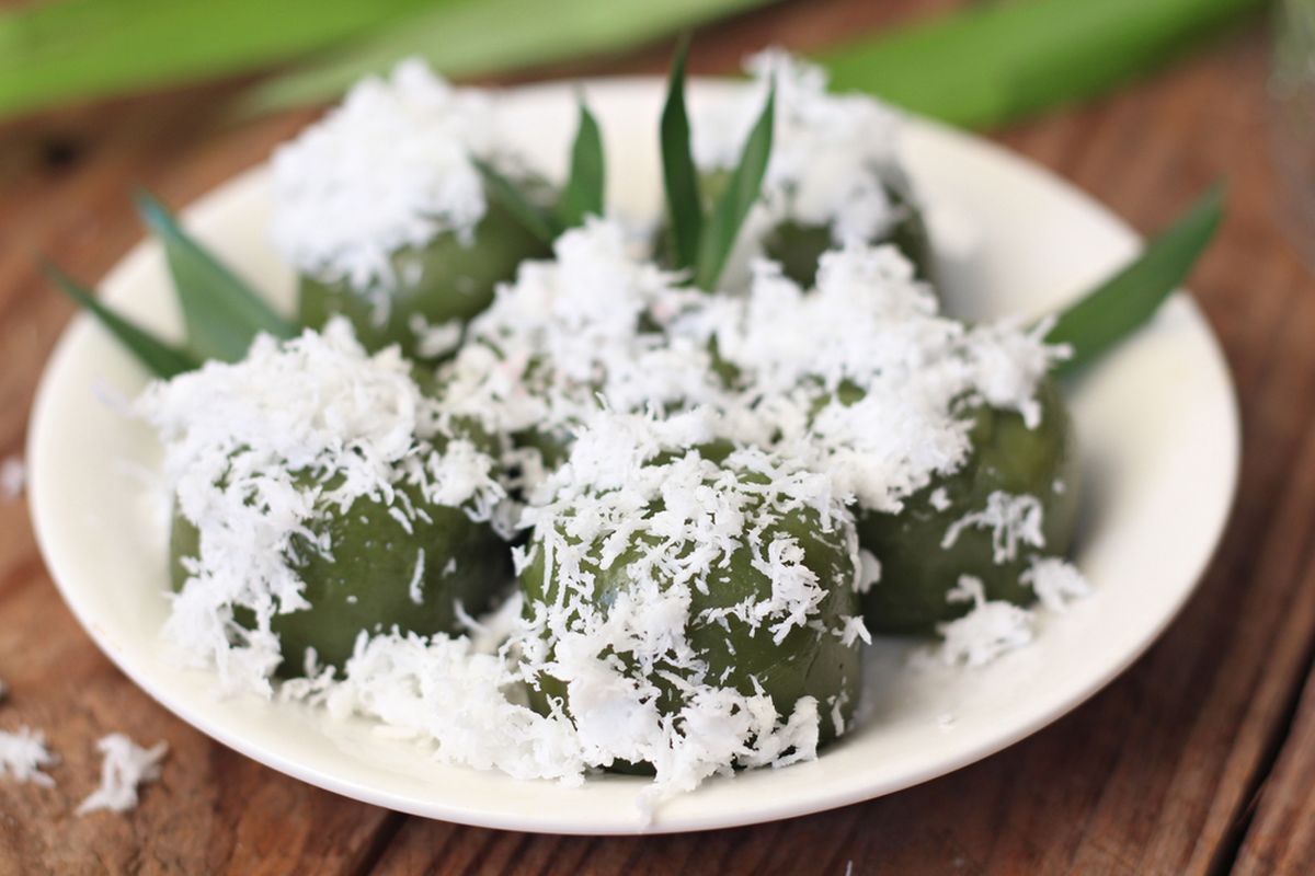 Ilustrasi kue lumpang yang memiliki bentuk unik berlesung dengan rasa manis dan gurih kelapa parut.