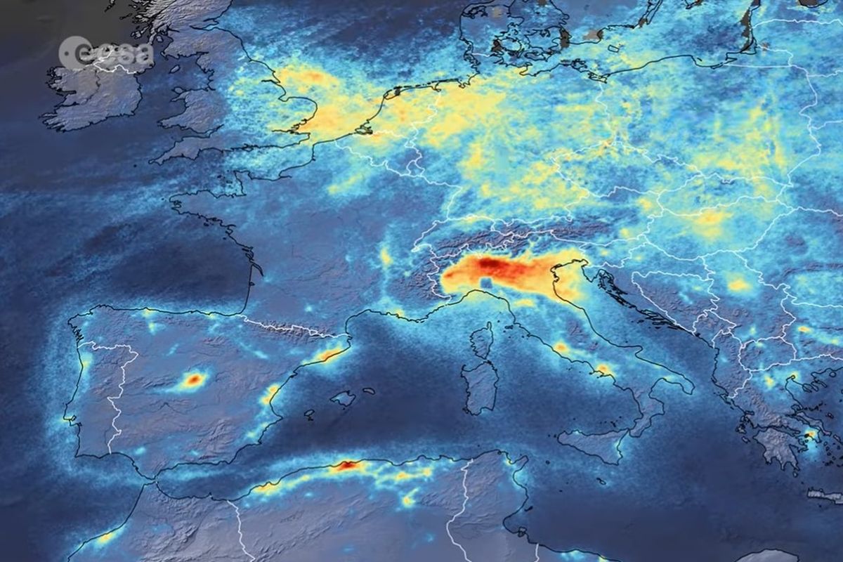 Citra satelit Copernicus Sentinel-5P milik ESA dari langit di Italia Utara, menunjukkan penurunan polusi udara secara drastis setelah Italia menyatakan lockdown karena wabah pandemi virus corona, Covid-19.