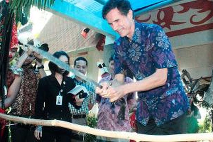 Duta Besar Amerika Serikat untuk Indonesia Robert Blake mengayunkan mandau untuk memotong kayu dalam upacara tetek pantan di Bandar Udara Tjilik Riwut, Palangkaraya, Kalimantan Tengah, beberapa saat lalu. Tetek pantan dalam bahasa Dayak Ngaju artinya memotong penghalang sehingga diharapkan tamu bebas dari marabahaya selama di Kalimantan Tengah.