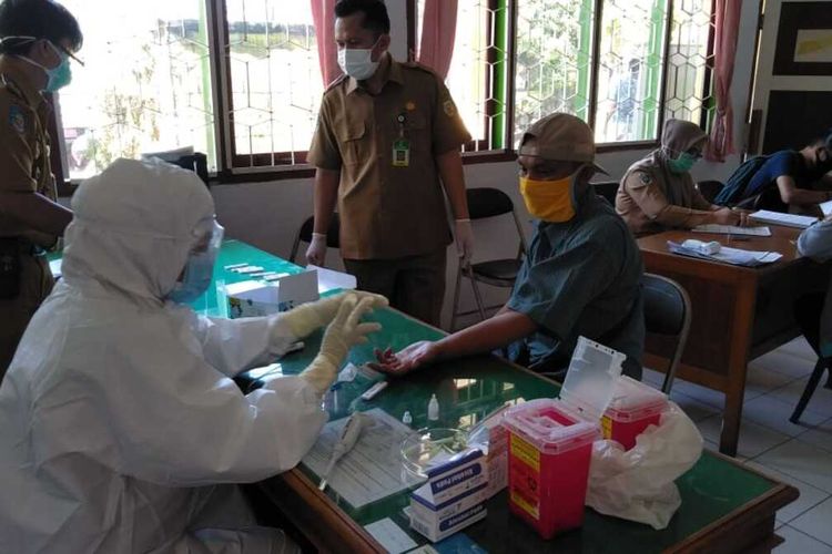 Sejumlah wartawan Bengkulu jalani rapid tes menyusul temuan klaster aparat dalam kasus covid -19 di Bengkulu