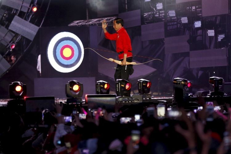 Presiden Republik Indonesia, Joko Widodo membuka acara setahun hitung mundur (countdown) Asian Games 2018 di Monumen Nasional (Monas), Jakarta, Jumat (18/8/2017). Ribuan penonton antusias menyaksikan acara
