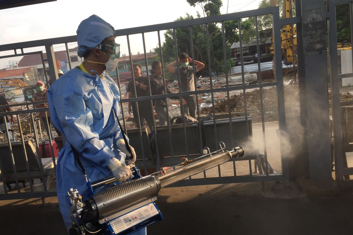 Petugas yang menyemprotkan cairan disinfektan di Stasiun Bekasi, Jawa Barat, Jumat (13/3/2020). 