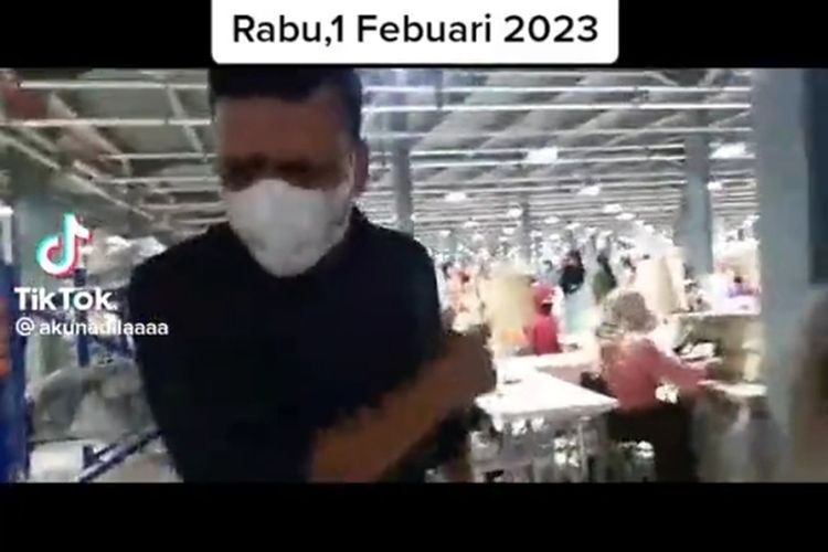 Video amatir yang merekam seorang wanita buruh PT Sai Apparel Industries di Kecamatan Godong, Kabupaten Grobogan, Jawa Tengah mencak-mencak kepada bosnya yang berkebangsaan India viral di media sosial.