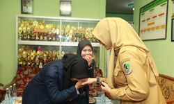 Lewat Banyuwangi Cerdas, Bupati Ipuk Sokong Pendidikan Siswa Berprestasi dari Keluarga Kurang Mampu