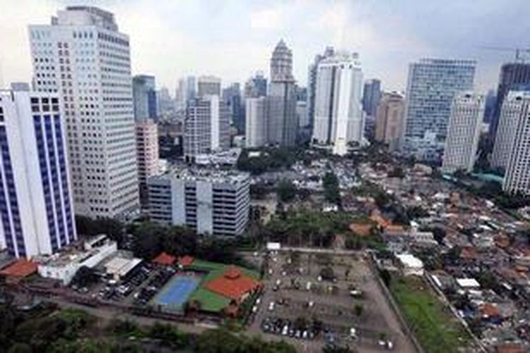 Permukiman padat penduduk berhimpitan dengan gedung-gedung perkantoran, apartemen, dan hotel di kawasan Jalan Sudirman, Jakarta, Sabtu (11/2/2012). 