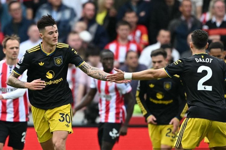Penyerang Manchester United, Benjamin Sesko, merayakan gol ke gawang Brentford pada laga lanjutan Premier League di Gtech Community Stadium, Sabtu (27/9/2025).