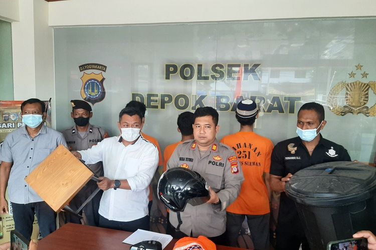 Kapolsek Depok Barat AKP Mega Tetuko saat menunjukan barang bukti terkait penganiayaan driver ojek online di Babarsari. Polisi menangkap tiga orang pelaku dari peristiwa tersebut.