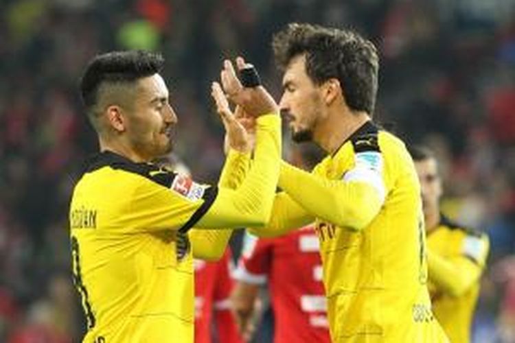 Ilkay Guendogan dan Mats Hummels rayakan gol Borussia Dortmund ke gawang Mainz pada laga Bundesliga (16/10/2015). 