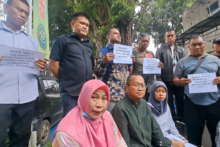 Perwakilan korban kasus CPNS bodong yang menyeret nama selebritas Nia Daniaty usai menjalani sidang teguran eksekusi di Pengadilan Negeri Jakarta Selatan, Rabu (18/2/2026).