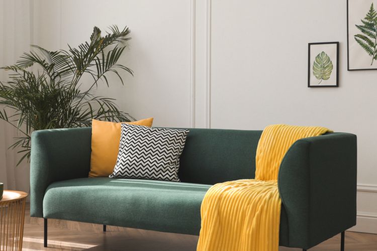 ilustrasi sofa tuxedo berwarna hijau zamrud