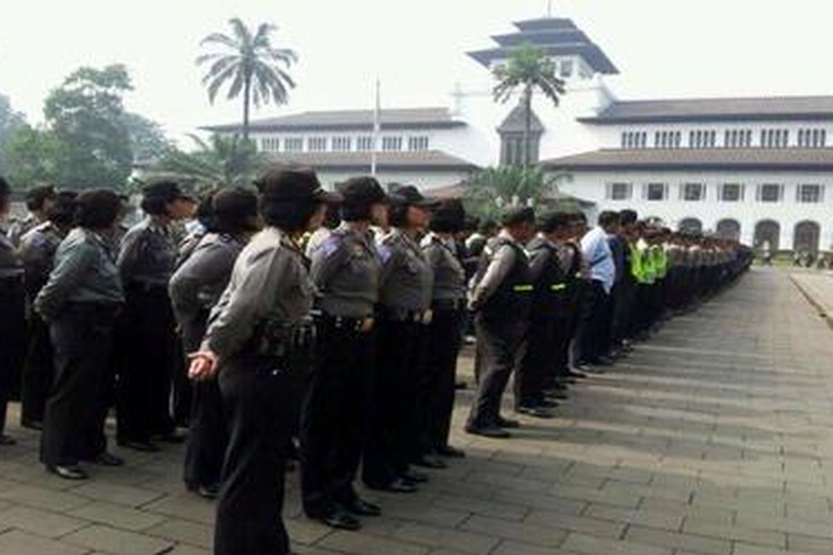 Menjelang unjuk rasa besar-besaran menolak kenaikan harga bensin bersubsidi di Gedung Sate, tempat tersebut dipakai apel siaga oleh TNI dan Polri.