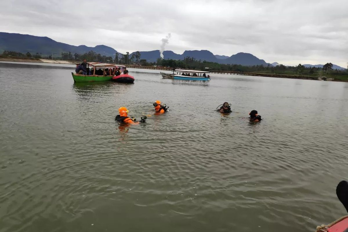 Pada Sabtu (2/4/2022) Tim SAR Gabungan menurunkan penyelam dari BASARNAS dan Scuba Center guna mempercepat proses pencarian Heru Ardiansyah (15) korban tenggelam di Danau Situ Cileunca yang tenggelam sejak Kamis (31/3/2022) 