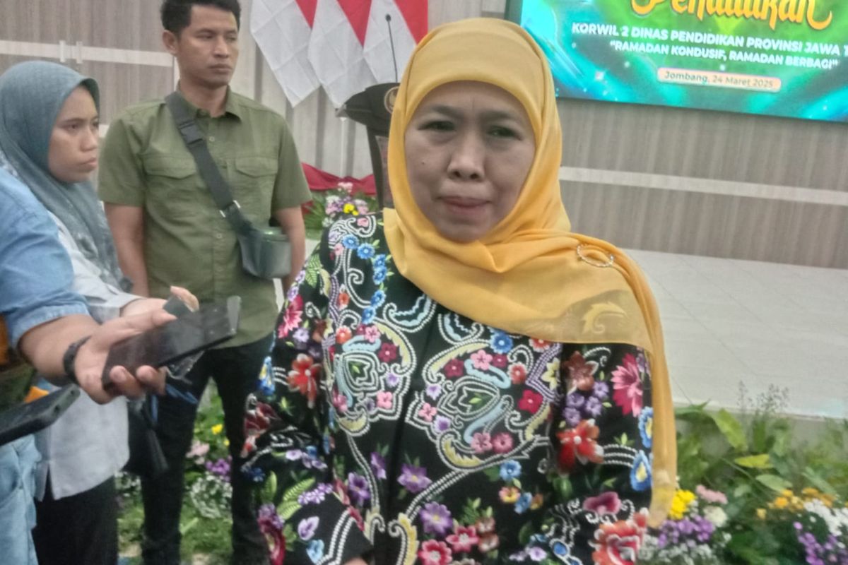 Gubernur Jawa Timur Khofifah Indar Parawansa, saat Safari Ramadhan di SMKN 1 Jombang bersama para kepala sekolah dan guru SMK dan SMA Kabupaten Jombang, Senin (24/3/2025).