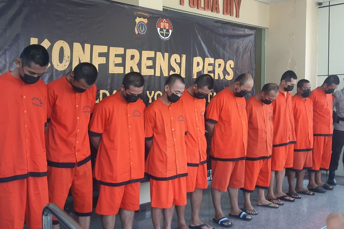 Sebanyak 10 pelaku pencurian dengan kekerasan dengan korban T (45) di Mako Damkar Godean, Kabupaten Sleman, DI Yogyakarta (DIY) yang sudah berhasil ditangkap oleh Ditreskrimum Polda DIY. 10 pelaku dihadirkan dalam jumpa pers di Mapolda DIY, Rabu (16/10/2024).