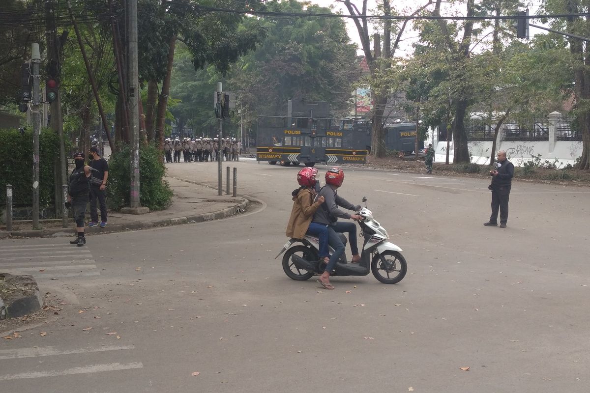 Kondisi di kawasan Jalan Diponegoro, Kota Bandung, Jawa Barat pada Sabtu (30/8/2025) setelah sekelompok masyarkat dipukul mundur polisi.