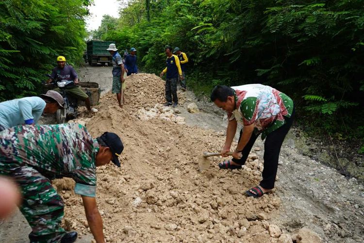Bupati Blora, Arief Rohman turun langsung menggrosok jalan yang rusak parah menghubungkan Kabupaten Ngawi, Jawa Timur dengan Kabupaten Blora, Jawa Tengah di Kecamatan Randublatung, pada Jumat (10/2/2023)