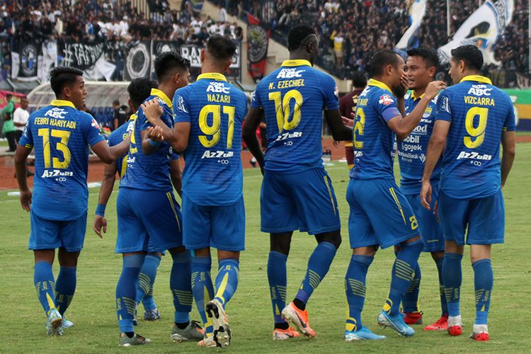 Para pemain Persib Bandung merayakan gol pertama mereka ke gawang PSM Makassar, saat kedua tim bertemu dalam laga pamungkas LIga 1 2019, Minggu (22/12/2019), di Stadion Si Jalak Harupat, Kabupaten Bandung.  