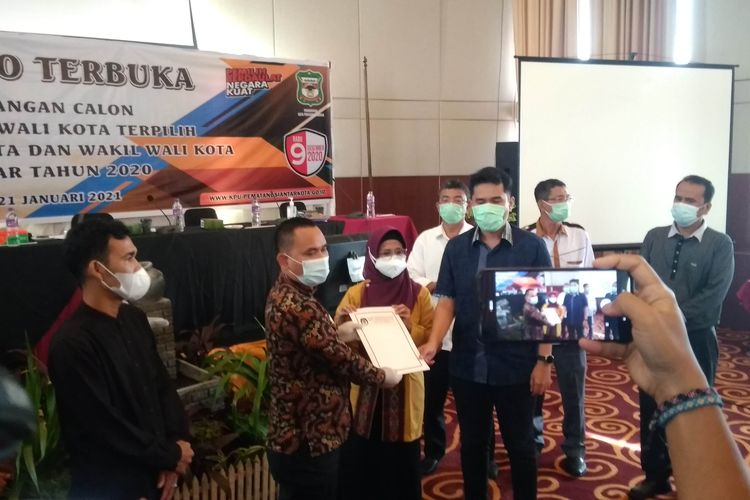 Foto: Ketua KPU Pematangsiantar Daniel MD Sibarani memberikan SK penetapan kepada dr Susanti Dewayani di aula Sapadia Hotel, Kota Pematangsiantar, Kamis (21/1/2021).  