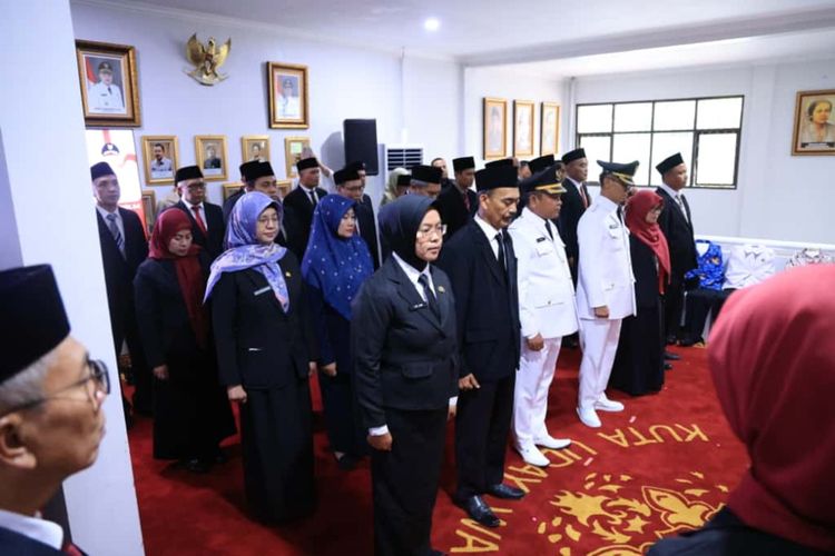 Prosesi pelantikan dan pengambilan sumpah jabatan terhadap 25 pejabat di Lobi Utama Sudirman, Kantor Badan Kepegawaian dan Pengembangan Sumber Daya Manusia (BKPSDM) Kabupaten Bogor, Cibinong, Senin (20/10/2025).