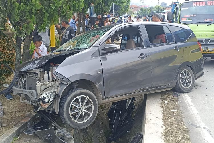 Petugas mengevakuasi mobil yang terlibat kecelakaan di Bawen Kabupaten Semarang, Selasa (23/4/2024)