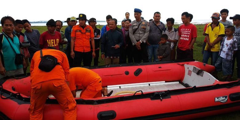 Tim SAR Nias bersama Satpolair dan warga Desa Tagaule, Kecamatan Bawolato, Kabupaten Nias, Sumatera Utara, lakukan pencarian terhadap bernama Bezaro Waruwu (45), merupakan nelayan warga Dusun Tiga, Desa Siofaewali, Kecamatan Bawolato, yang hilang terseret ombak saat memasang jarring ikan di Pantai Onolimbu.