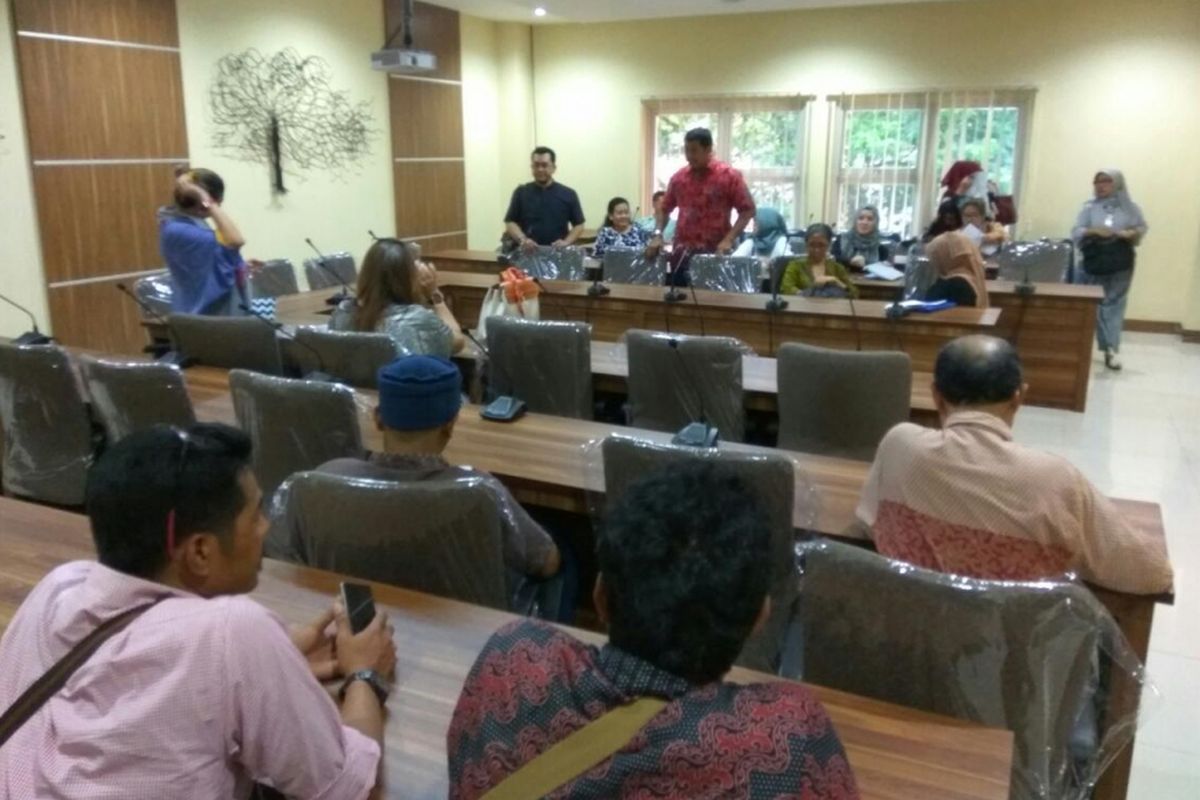 Korban kebakaran penghuni Cinere Bellevue datangi kantor DPRD Kota Depok untuk mengadukan nasibnya.