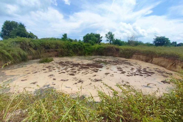Lokasi tanah di Desa Tasikharjo, Kecamatan Jenu, Kabupaten Tuban, Jawa Timur, yang tiba-tiba ambles sedalam 1,5 meter dan membuat kubangan menyerupai danau.