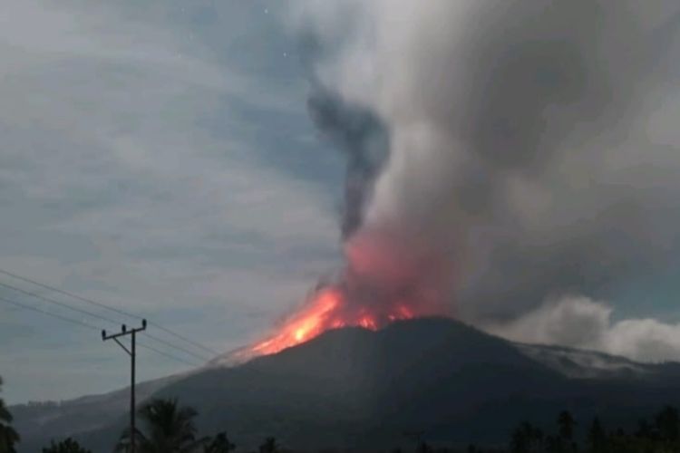 Malam Ini, Gunung Lewotobi Kembali Meletus Dahsyat, Tinggi Kolom Abu 13 Kilometer