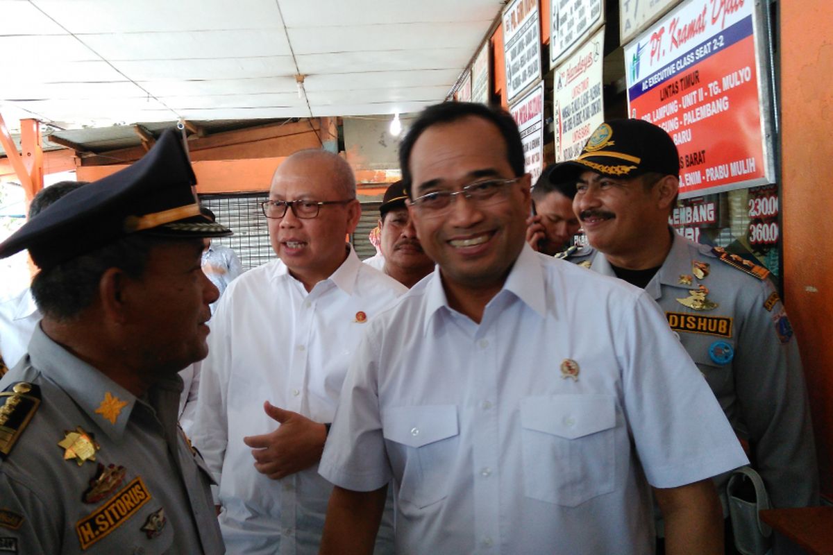 Menteri Perhubungan (Menhub) Budi Karya Sumadi melalukan sidak ke Terminal Kalideres guna memastikan kesiapan menghadapi arus mudik 2017, Sabtu (27/5/2017).