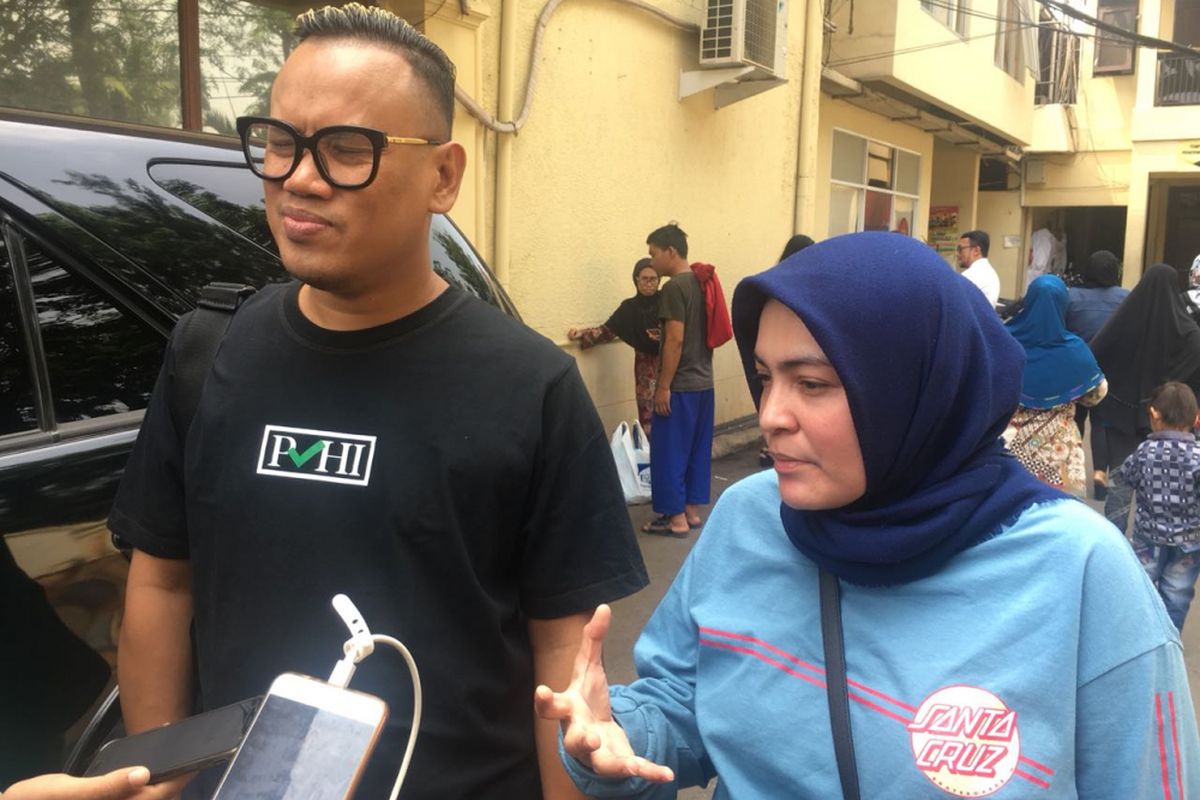 Presenter Uya Kuya dan istrinya Astrid usai menjenguk Reza Bukan di Mapolres Jakarta Barat pada Kamis (2/8/2018).