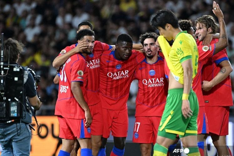 Para pemain Paris Saint-Germain merayakan gol pertama mereka dalam pertandingan Liga Perancis antara FC Nantes vs PSG di Stade de la Beaujoire?Louis Fonteneau di Nantes, Perancis barat, pada 17 Agustus 2025. Sebastien Salom-Gomis / AFP