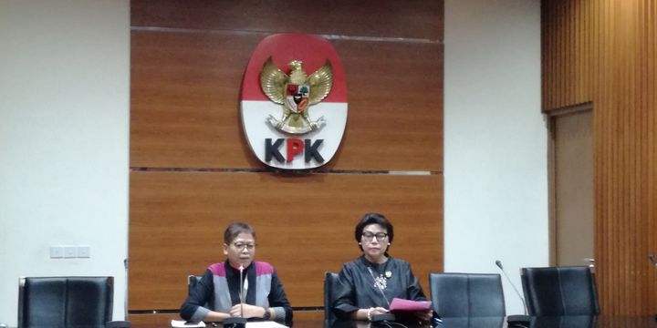 Pelaksana Harian Kepala Biro Humas KPK Yuyuk Andriati (kiri) dan Wakil Ketua KPK Basaria Panjaitan (kanan)