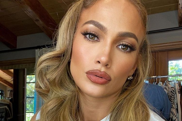 Jennifer Lopez terlihat bak Barbie di era 90an dengan gaya rambut barunya.