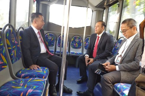 Ajak ASN Gunakan Angkutan Umum, Bey Machmudin Pergi Kerja Naik Bus