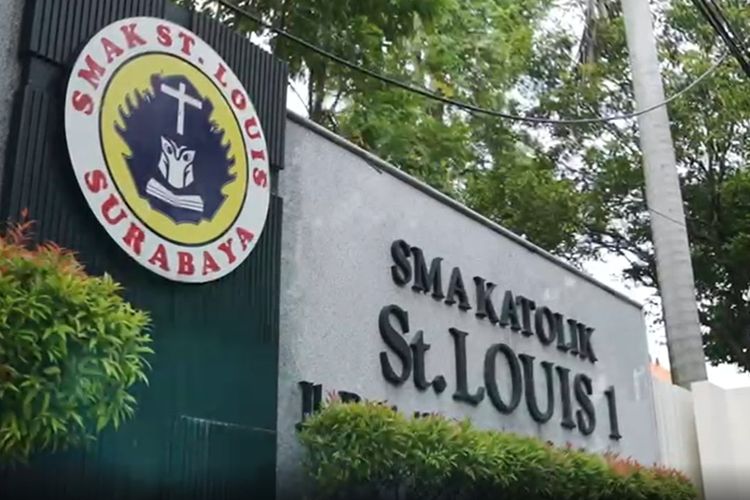 Tampak depan SMA St. Louis 1 Surabaya
