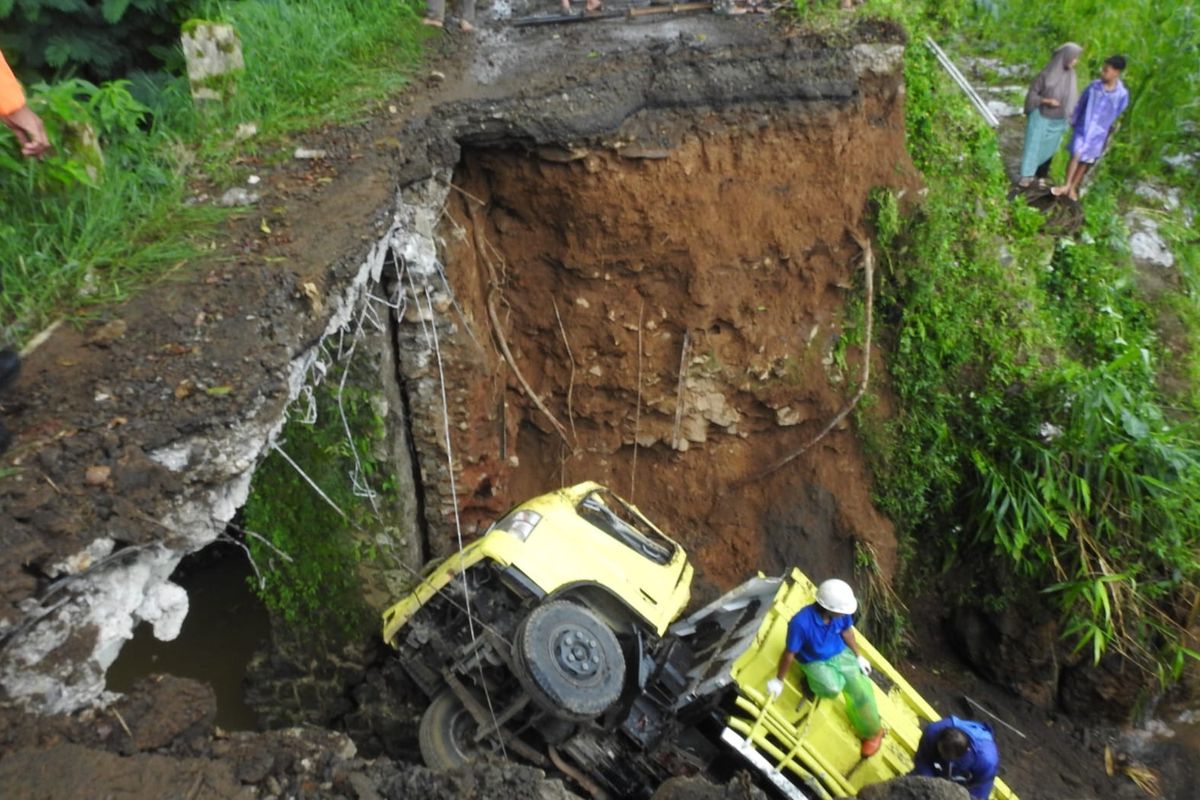 Jembatan Antardesa di Banjarnegara Ambrol, Truk Pasir Terjun ke Sungai