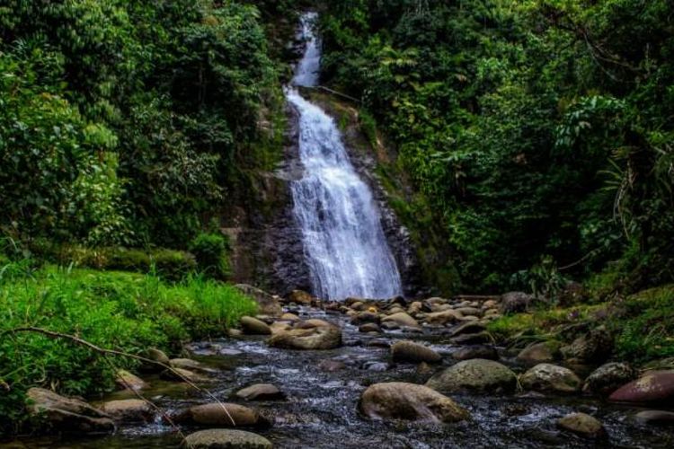 Ilustrasi salah satu air terjun di Sulawesi Barat.