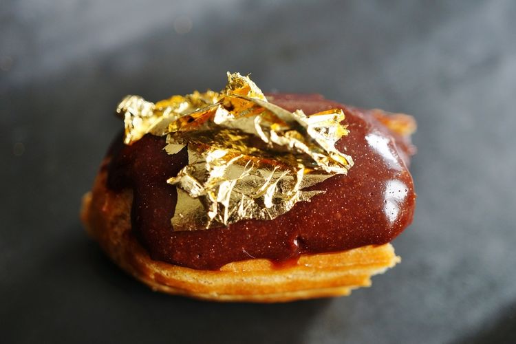 Ilustrasi eclair dengan lembaran emas yang bisa disantap atau edible gold leaf. 