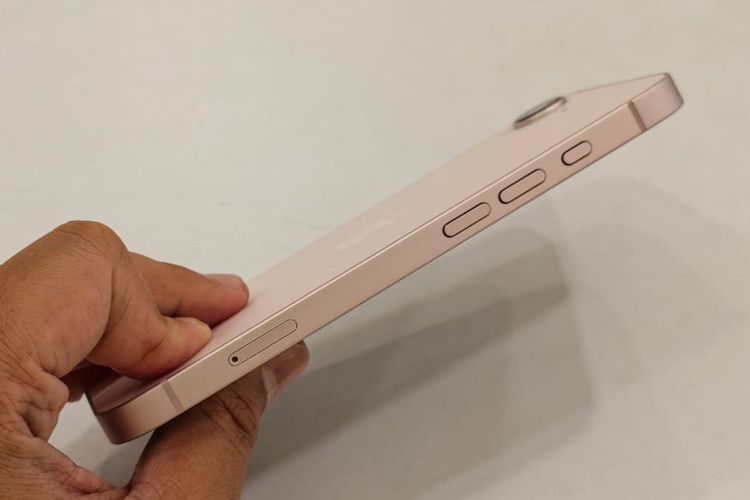 iPhone 17e yang tipis dan memiliki dimensi ketebalan 7,8 mm.