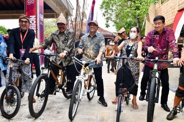 MenKopUKM Teten Masduki dan Wakil Gubernur Bali Wakil Gubernur Bali Tjokorda Oka Artha Ardana Sukawati atau Cok Ace, saat mencoba sepeda bambu di dalam acara Future SMEs Village: Local Wisdom For Global Sustainability yang digelar di Bali Collection, Nusa Dua, Badung, Bali, Jumat (11/11/2022). /Humas KemenKopUKM