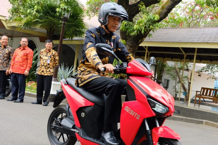 Presiden Joko Widodo menjajal motor listrik Gesits di Istana Kepresidenan, Jakarta, Rabu (7/11/2018).