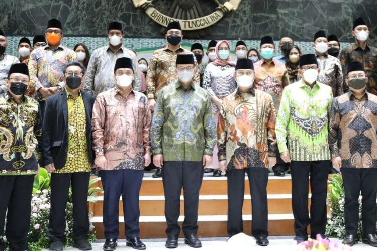 Pelantikan pengurus Ikatan Cendekiawan Muslim Indonesia (ICMI) DKI Jakarta di Balai Kota DKI Jakarta, Selasa (23/11/2021)
