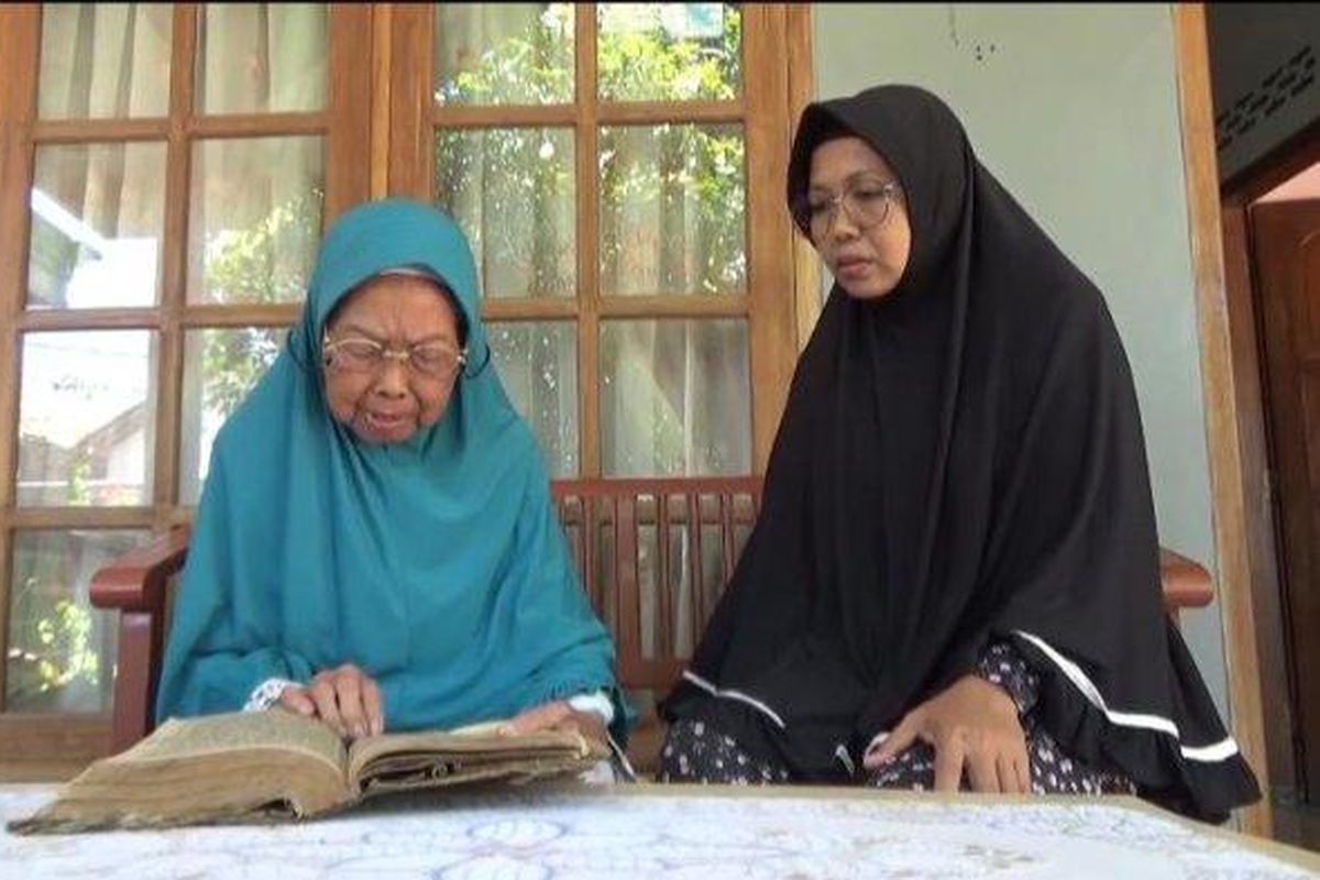 Nenek Isnatin, CJH tertua di Pacitan berusia 94 tahun bisa berangkat haji bareng anak. 