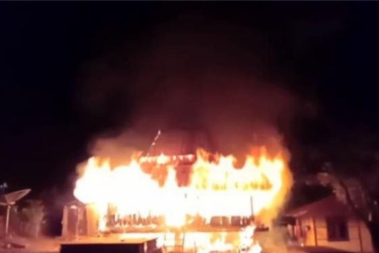 Foto: Sebuah rumah adat di Kampung Wolomage, Kelurahan Wolojita, Kecamatan Wolojita, Kabupaten Ende, NTT terbakar pada Senin (9/5/2022) malam.