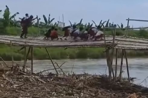 Video Viral, Anggota TNI Gendong Siswa SD di Cilacap Menyeberangi Jembatan Reyot