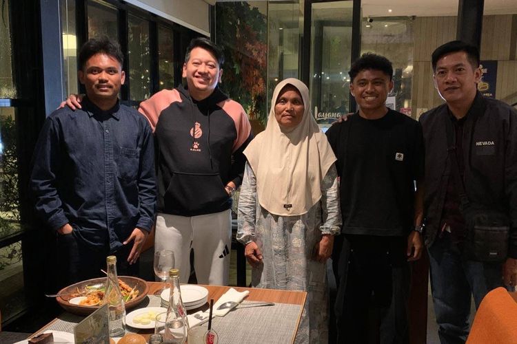 Momen kebersamaan Saddil Ramdani (paling kiri) dan keluarganya, bertemu dengan Deputy CEO PT Persib Bandung Bermartabat Adhitia Putra Herawan (sebelah Saddil). Sang penyerang sayap diyakini akan gabung Persib di Liga 1 2025-2026.