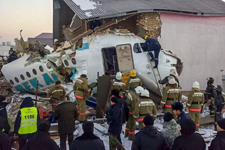 Foto yang dirilis pada 27 Desember 2019 oleh Komite Darurat Kazakhstan itu menunjukkan petugas penyelamat tengah melakukan tugasnya di dekat pesawat Bek Air yang jatuh dekat Almaty. Sebanyak 14 orang tewas dalam insiden yang terjadi beberapa menit setelah lepas landas tersebut.