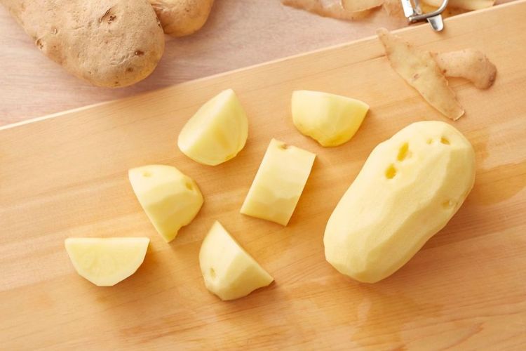 Kentang yang sudah dipotong dapat digunakan untuk menjernihkan minyak goreng.